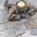 Čumil radnik koji proviruje iz šahta