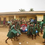 005 Učenici OŠ Os u selu Magbondoline, u Siejera Leoneu. MyLife4Kids tim školi je donirao pomoć prikupljenu od podupiratelja projekta MyLife4Kids u Hrvatskoj