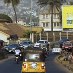 Freetown i nezaobilazni gospodar gradske vedute, motorni tricikl