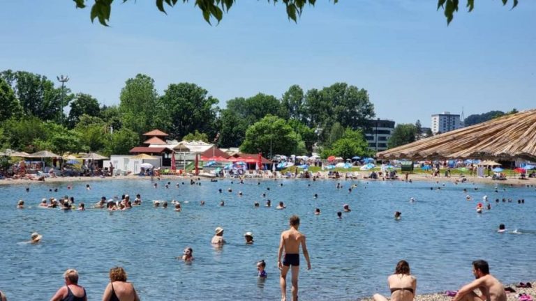 Otvorena sezona kupanja na slanim Panonskim jezerima u Tuzli, jedinstvenima u svijetu