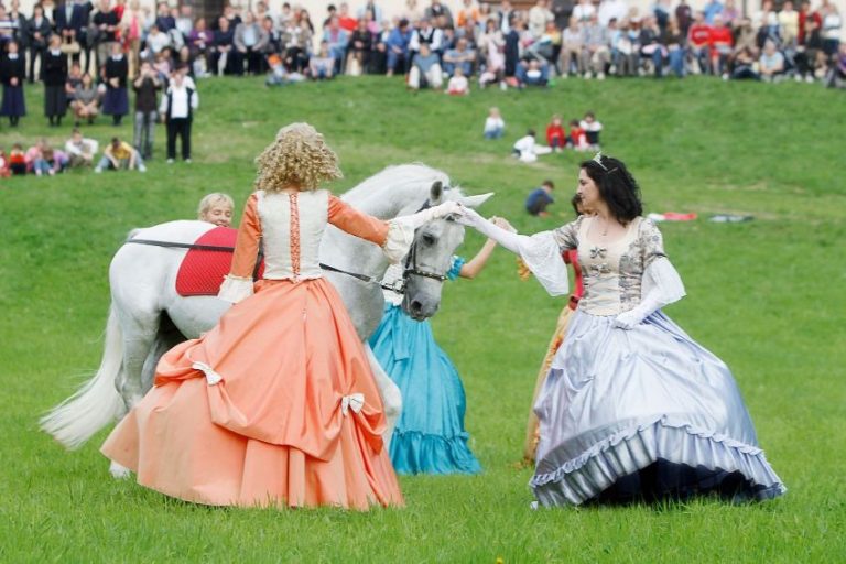 Scensko-konjički spektakl s lipicancima „Ples baroknih konja dvorca Eltz“