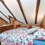 unina-mala-kuca-slika-189511197