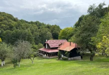 Pronašli smo kuću za odmor koja nudi više od smještaja: dvorište, etno blago i potpuni reset